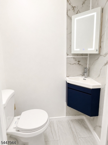 614 W 8th St 4 Property Photo 5