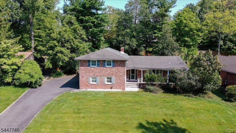 17 Edgewood Ave N Property Photo 1