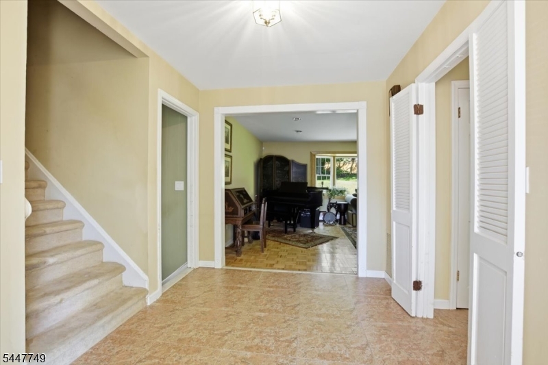 17 Edgewood Ave N Property Photo 3