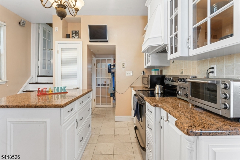 206 Mortimer Ave Property Photo 9