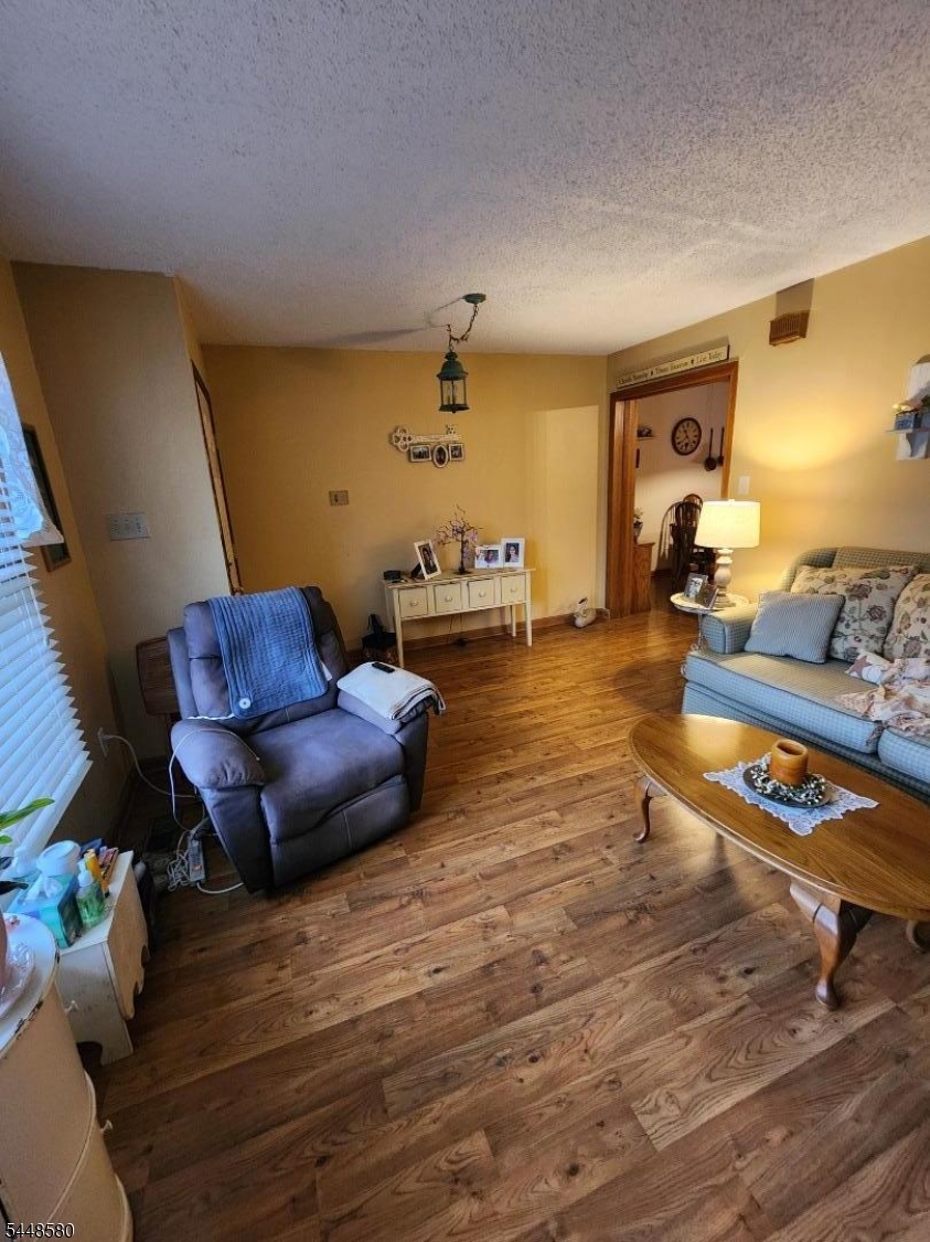 11 Burlington Ct Property Photo 4