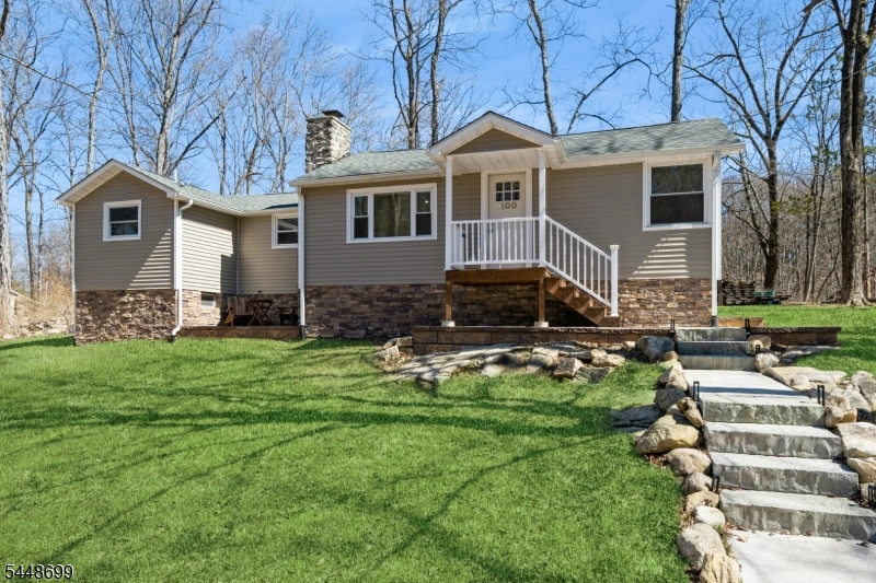 100 Poplar Ln Property Photo 1