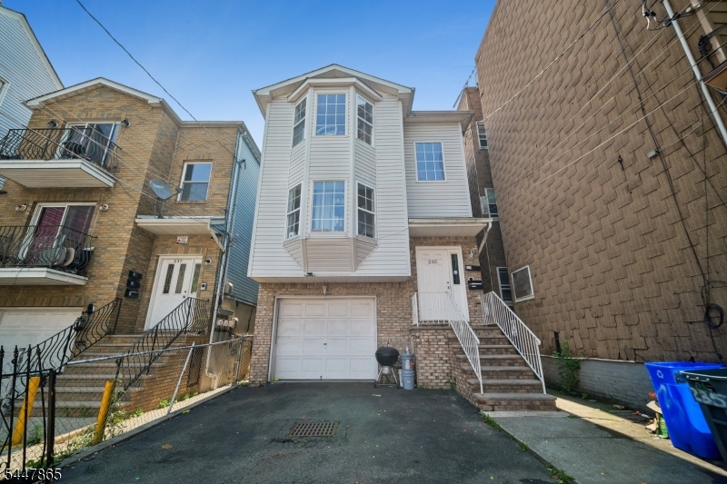 235 4th St Property Photo 1