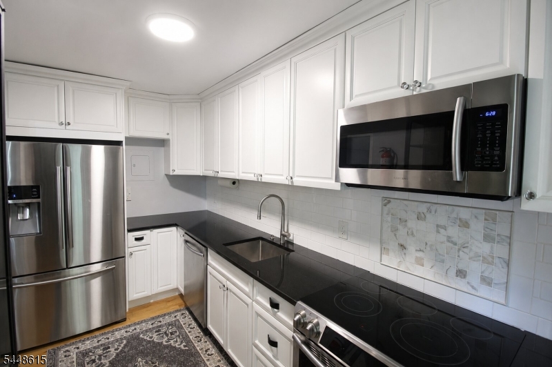 390 Morris Ave 28 Property Photo 4