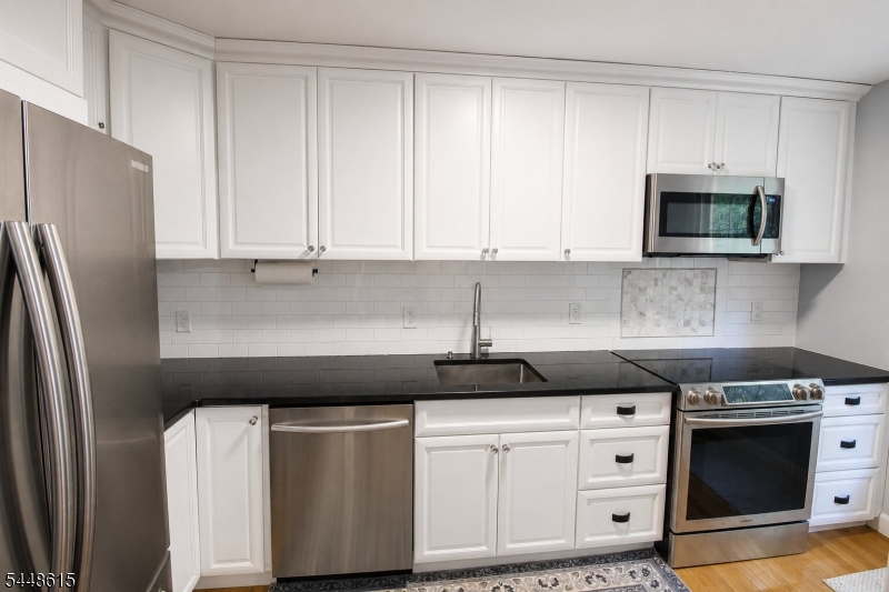 390 Morris Ave 28 Property Photo 5