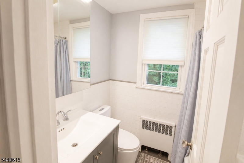 390 Morris Ave 28 Property Photo 8