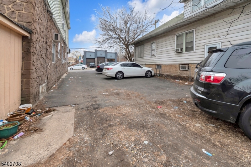 673 Clifton Ave Property Photo 2