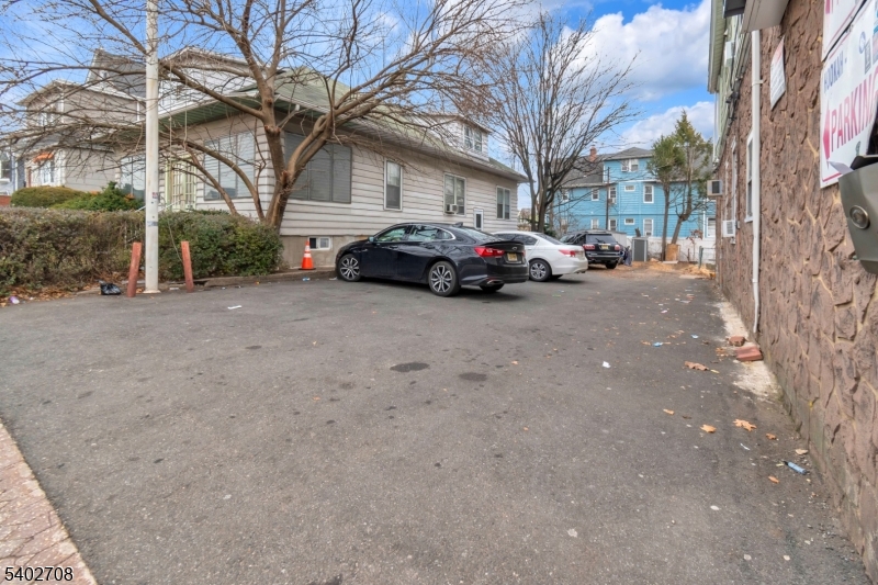 673 Clifton Ave Property Photo 4