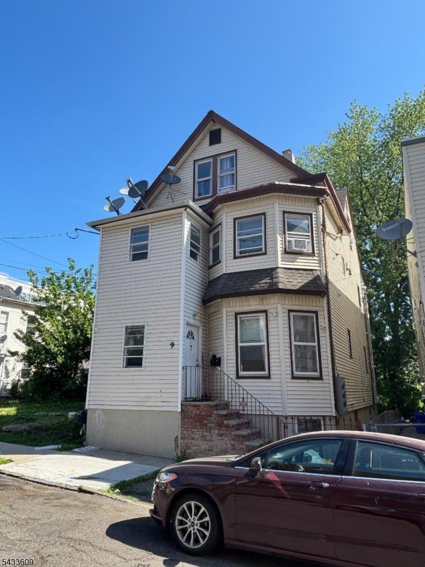 9 Courtland St Property Photo 1