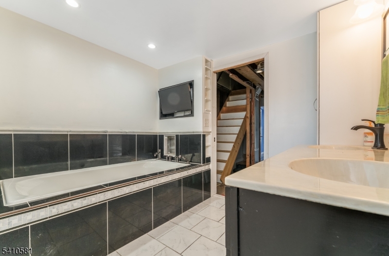 12 Brainard St Property Photo 18