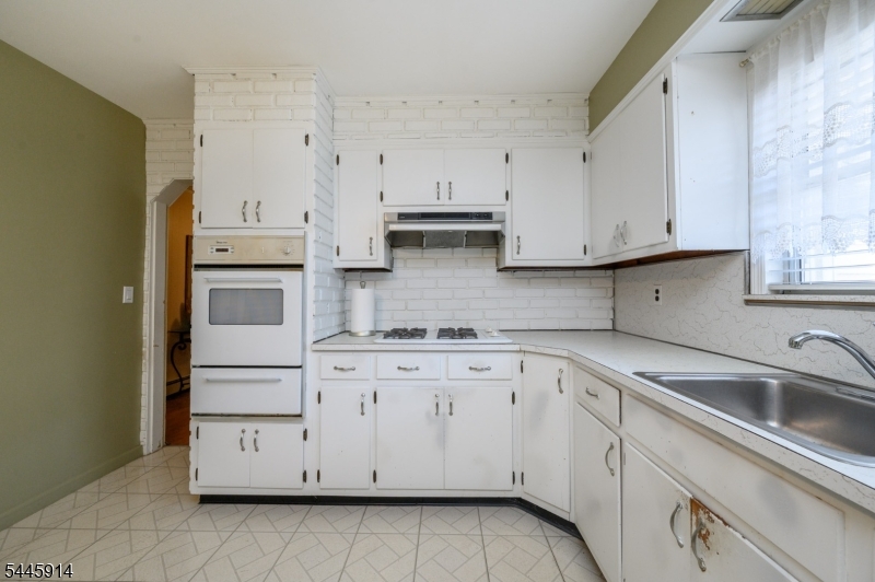 94 Van Buren St Property Photo 6