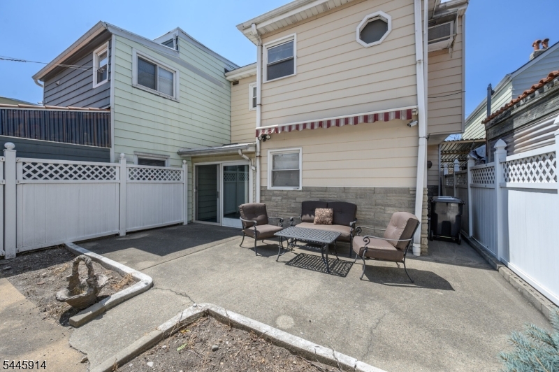 94 Van Buren St Property Photo 49