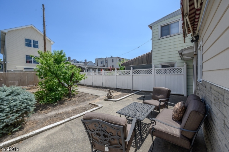 94 Van Buren St Property Photo 50