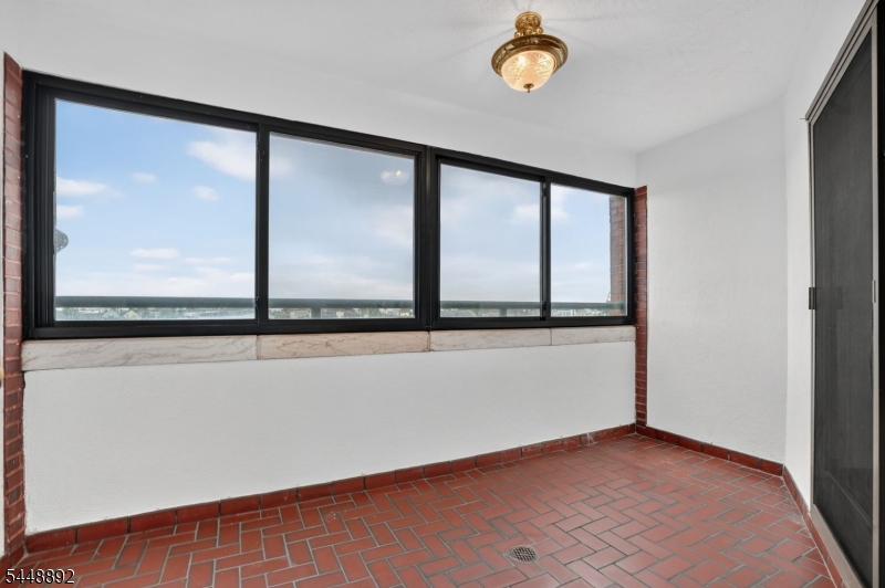 41 Wilson Ave D Property Photo 6
