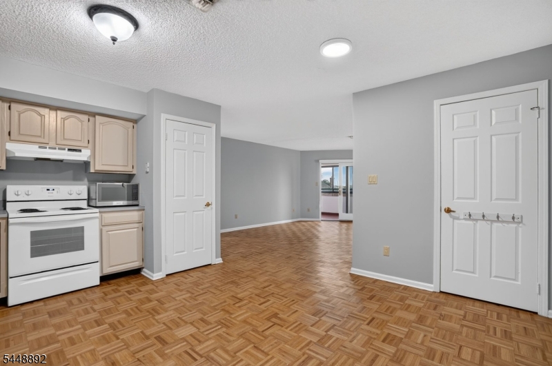 41 Wilson Ave D Property Photo 8
