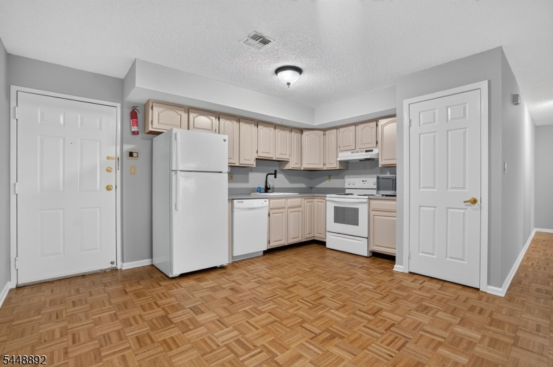 41 Wilson Ave D Property Photo 9