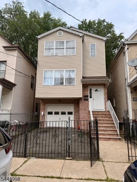 1073 Bond St Property Photo 1
