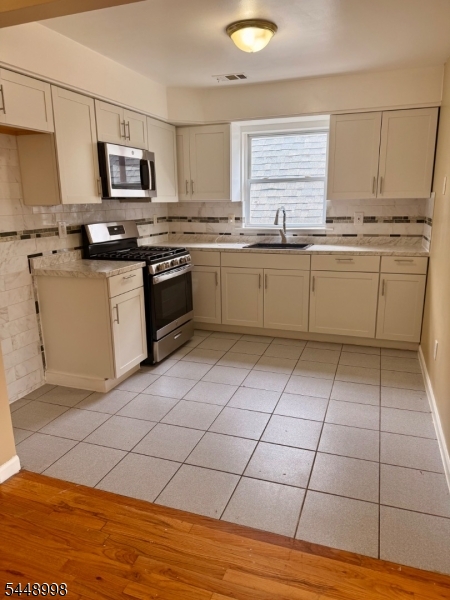 1073 Bond St Property Photo 4