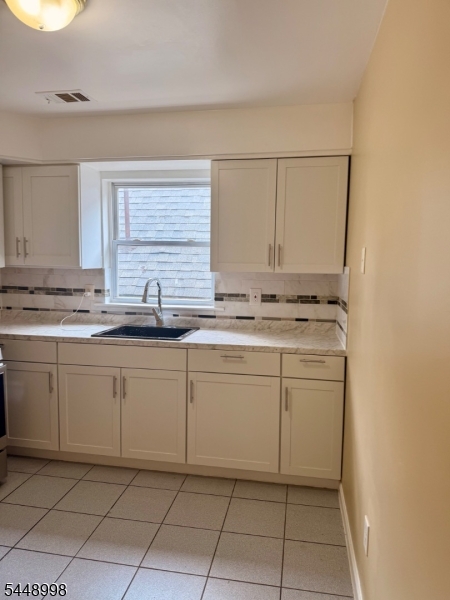 1073 Bond St Property Photo 5