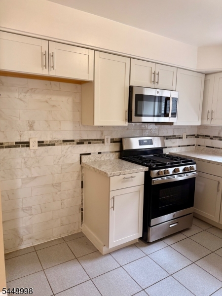 1073 Bond St Property Photo 6