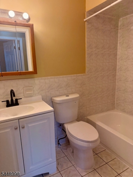1073 Bond St Property Photo 9