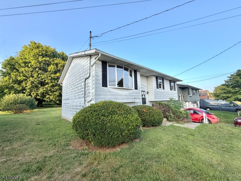 1085 Grand St Property Photo 4