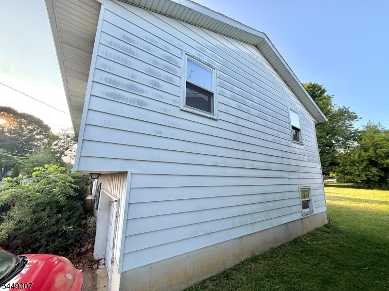 1085 Grand St Property Photo 6