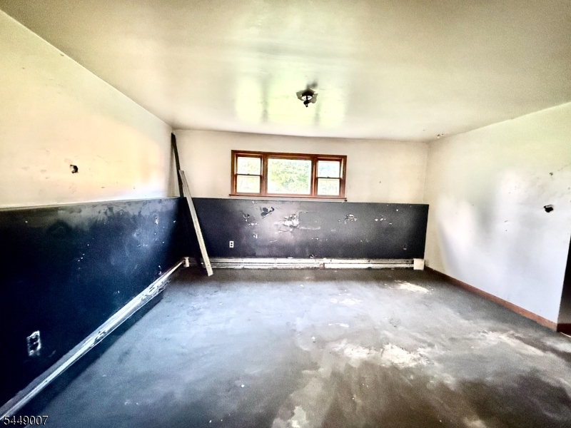 1085 Grand St Property Photo 11