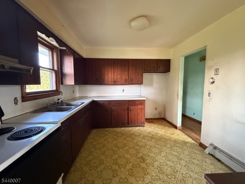 1085 Grand St Property Photo 16