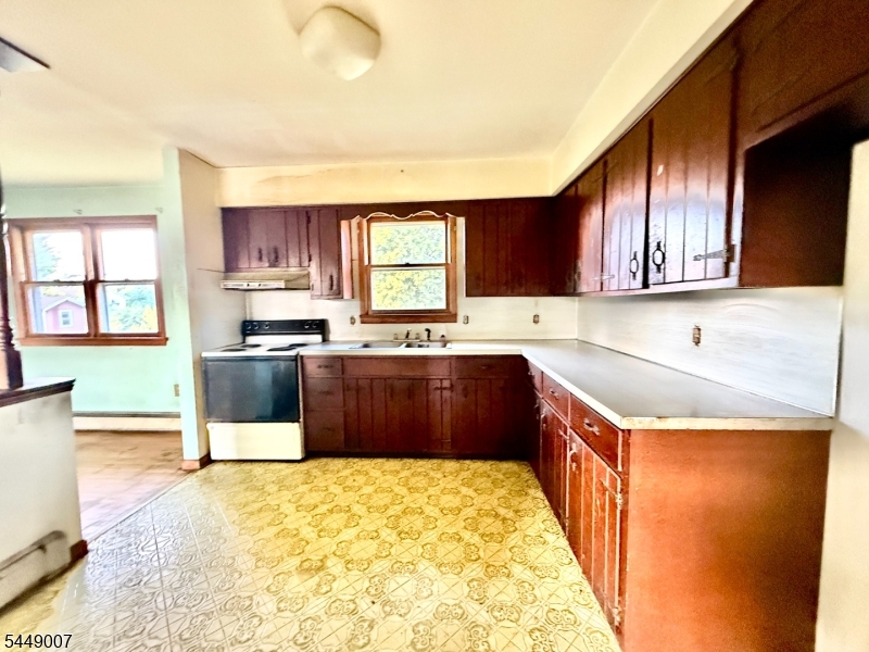 1085 Grand St Property Photo 17