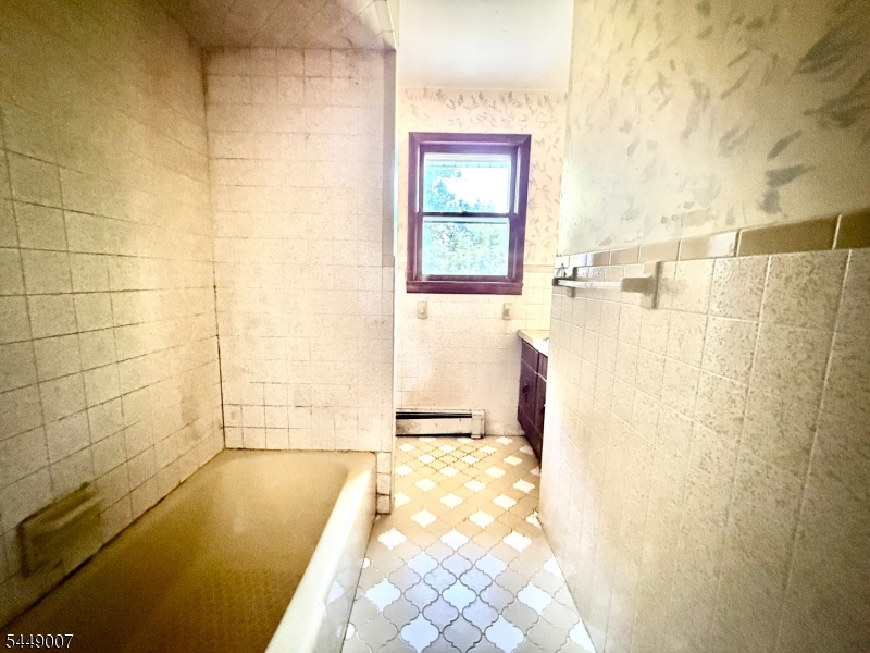 1085 Grand St Property Photo 18