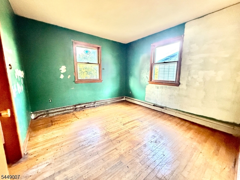 1085 Grand St Property Photo 20