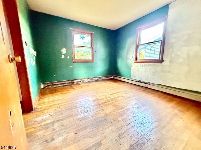1085 Grand St Property Photo 21