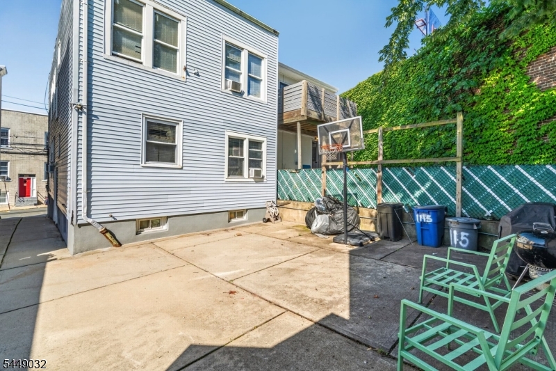 1115 22nd St Property Photo 3