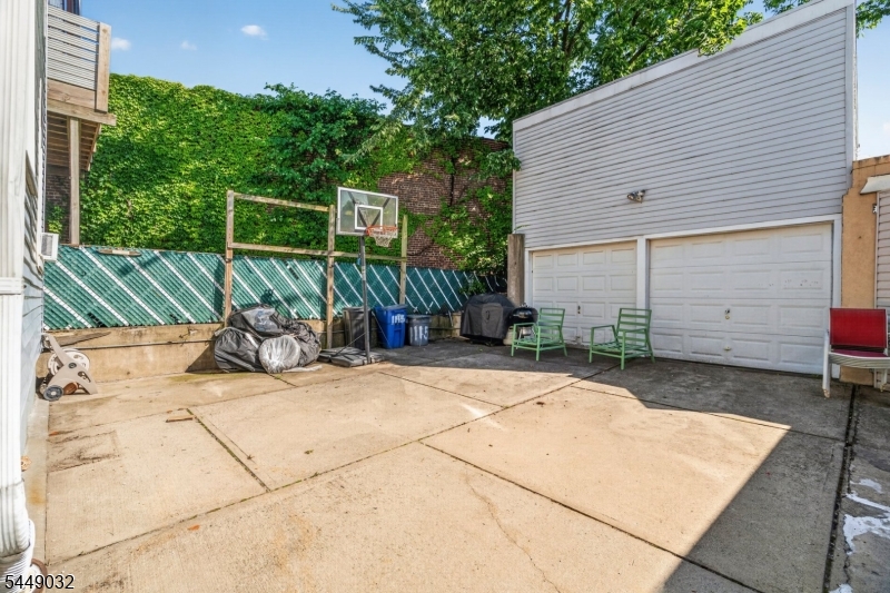 1115 22nd St Property Photo 4