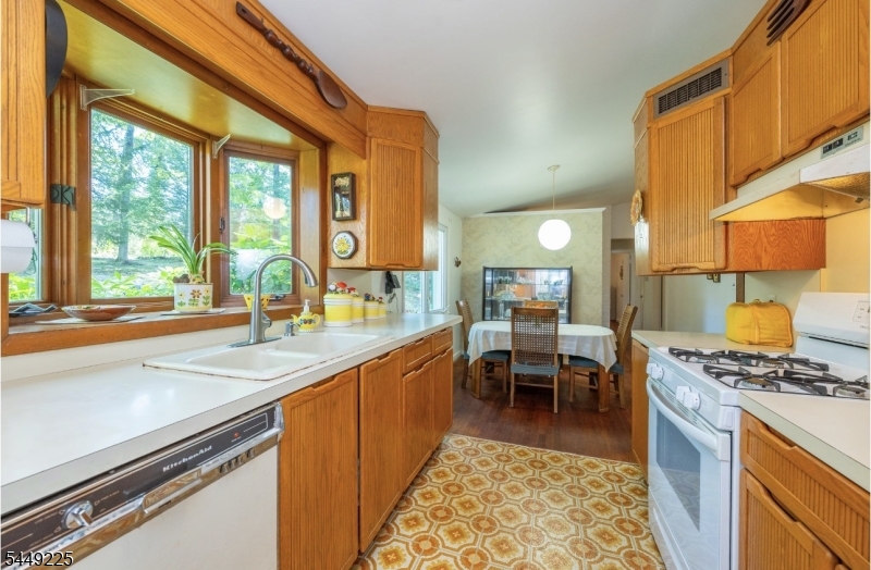 53 Old Wood Rd Property Photo 8