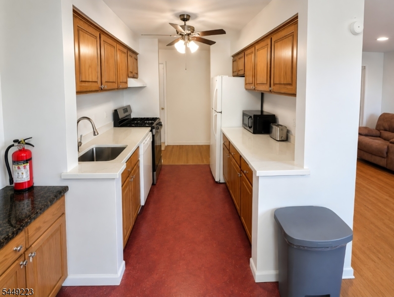 605 Grove St E4 Property Photo 2