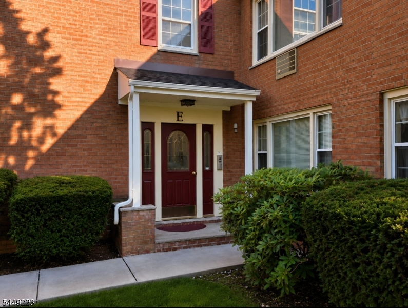 605 Grove St E4 Property Photo 6
