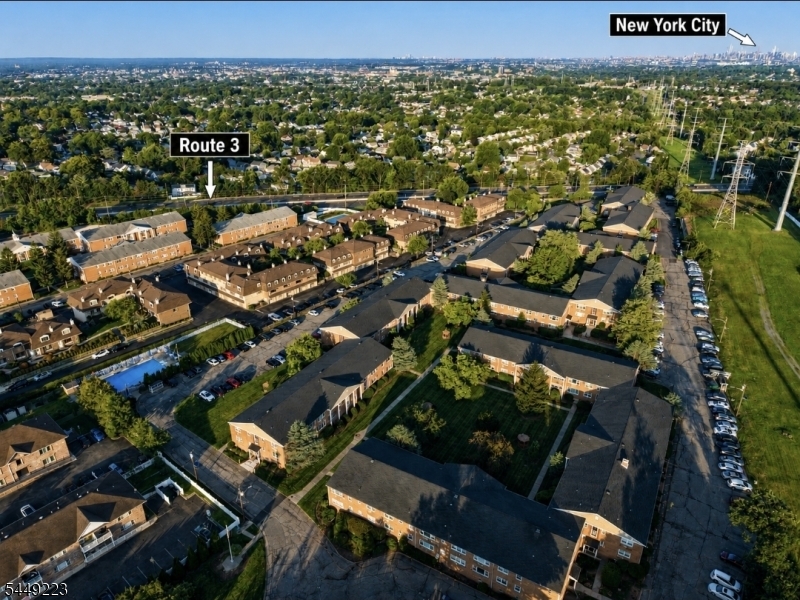 605 Grove St E4 Property Photo 10