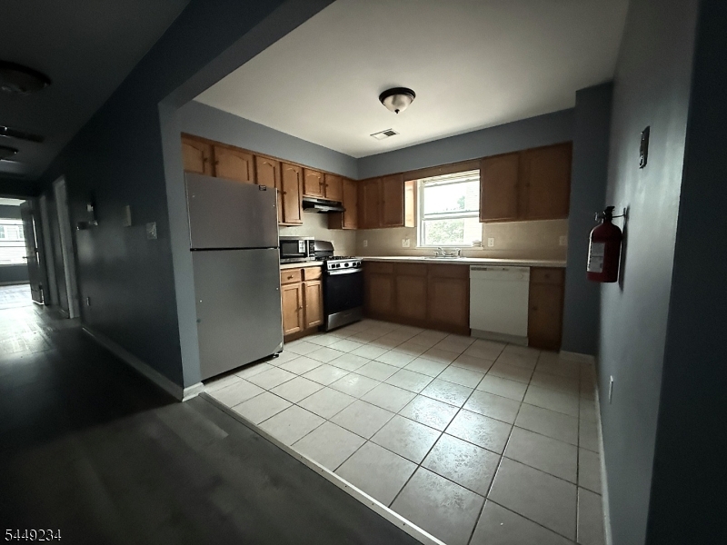 35 Tillinghast St Property Photo 4