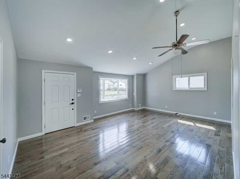 418 Harrison Ave Property Photo 5