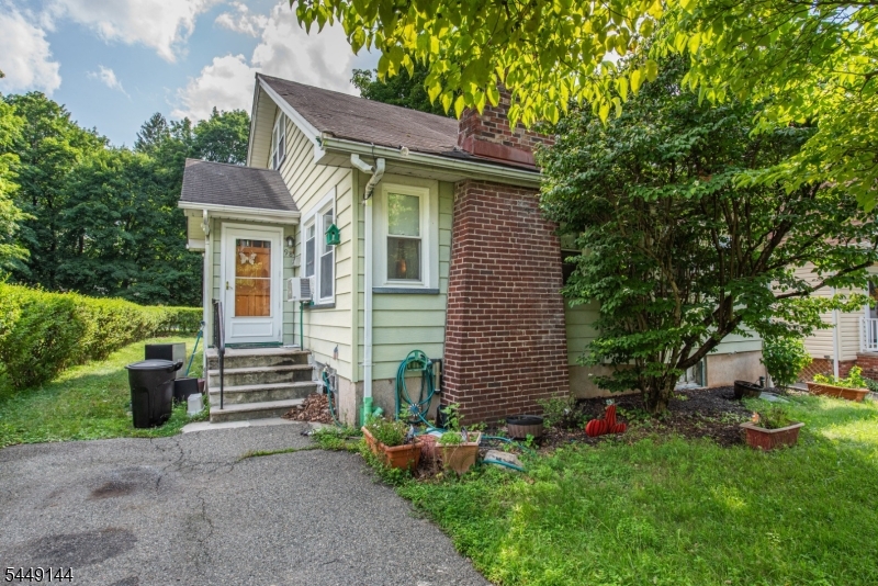 98 Westville Ave Property Photo 1