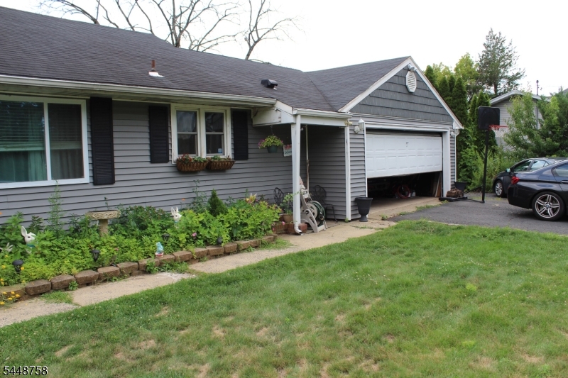 1123 Dukes Pkwy Property Photo 3