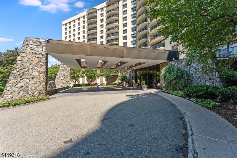 2 Claridge Dr 1ne Property Photo 3