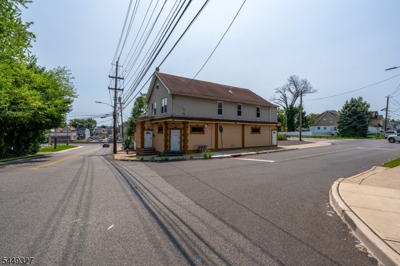476 Bloy St Property Photo 3