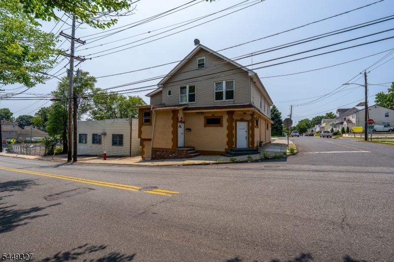 476 Bloy St Property Photo 6
