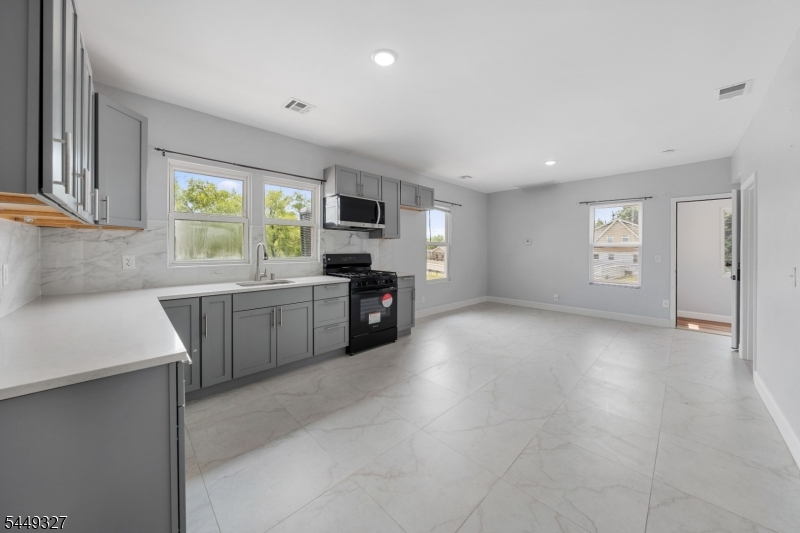 476 Bloy St Property Photo 14