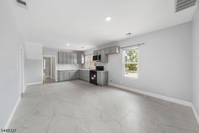 476 Bloy St Property Photo 15