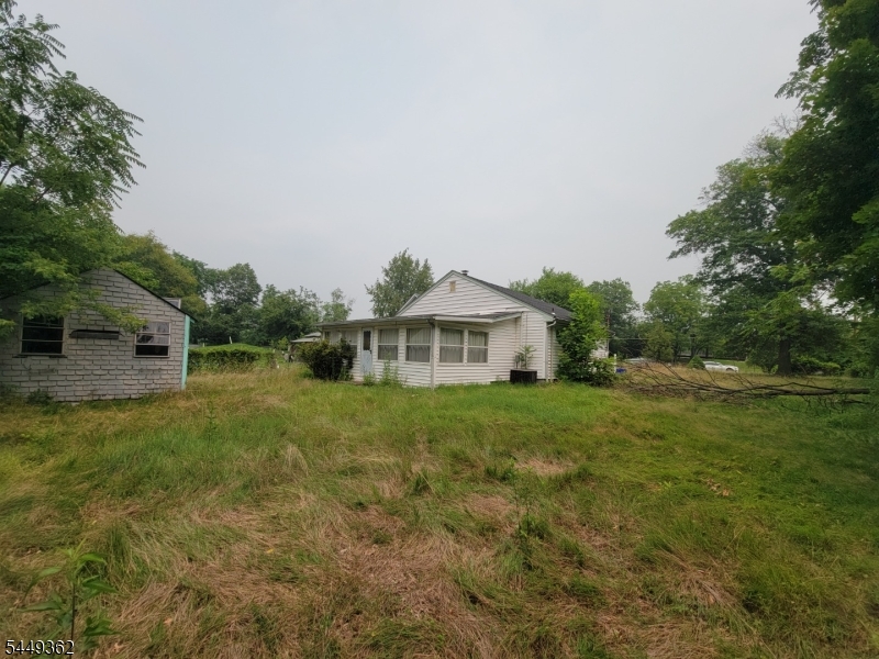592 Equator Ave Property Photo 2