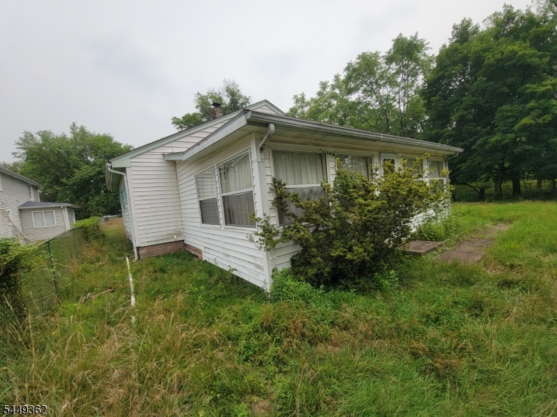 592 Equator Ave Property Photo 4